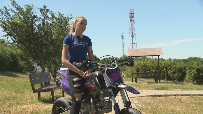 Dominika Bušová na svojej motorke.