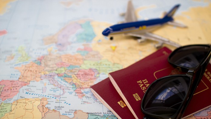 Sankcie Rusov od cestovania neodradia. Možností, ako letieť do Európy, majú stále dosť