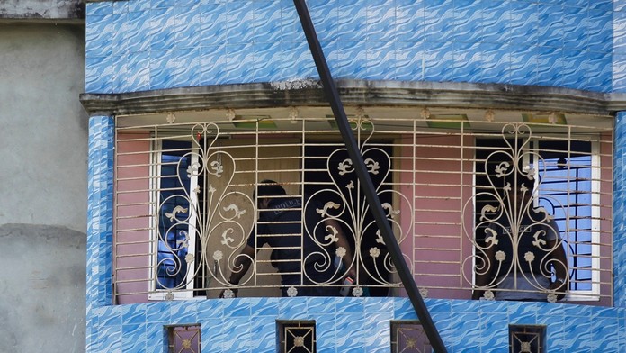 Polícia zabila údajného strojcu útoku na reštauráciu v Dháke.