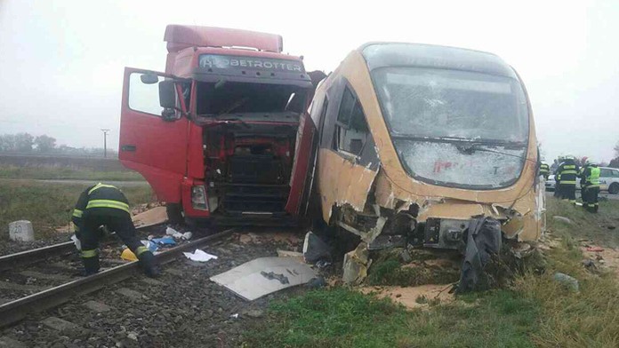 Pohľad na predné časti kamiónu a osobého vlaku po zrážke.