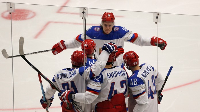 Artjom Anisimov (dole uprostred) z Ruska sa raduje so spoluhráčmi po góle na 2:0 počas zápasu medzi Ruskom a Nórskom.