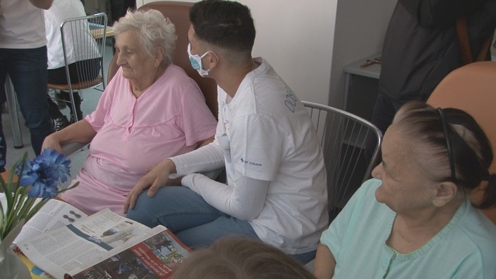 Do nemocníc sa vracajú aj dobrovoľníci. Pomocou, pohladením a svojou prítomnosťou nahrádzajú chorým blízkych