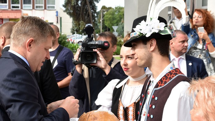 Roberta Fica vítajú tradične chlebom a soľou pred Mestským kultúrnym strediskom v Sobranciach. 