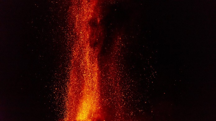 Etna opäť chrlila lávu. Popol pokryl lietadlá aj pristávaciu dráhu letiska v Catanii, prevádzku prerušili