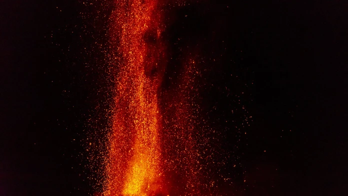 Etna opäť chrlila lávu. Popol pokryl lietadlá aj pristávaciu dráhu letiska v Catanii, prevádzku prerušili