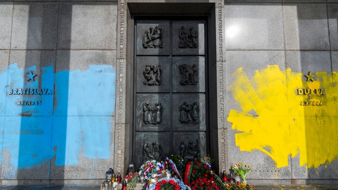 Niekto v noci natrel vojnový pamätník na Slavíne, politici odsudzujú vandalizmus