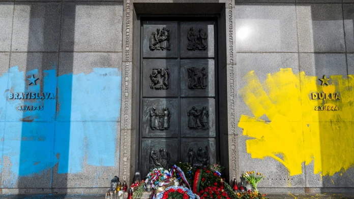 Niekto v noci natrel vojnový pamätník na Slavíne, politici odsudzujú vandalizmus