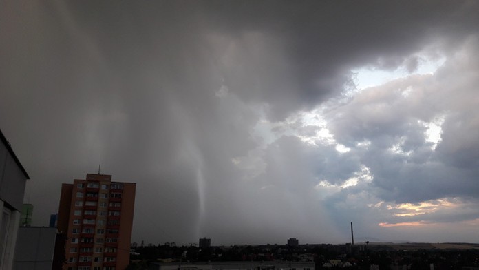 Búrka v Parizánskom. (archívna fotografia)