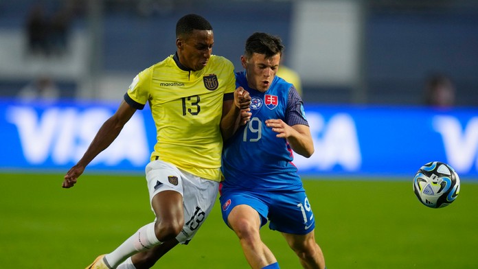 Samuel Kopásek v súboji o loptu s Danielom De La Cruzom.