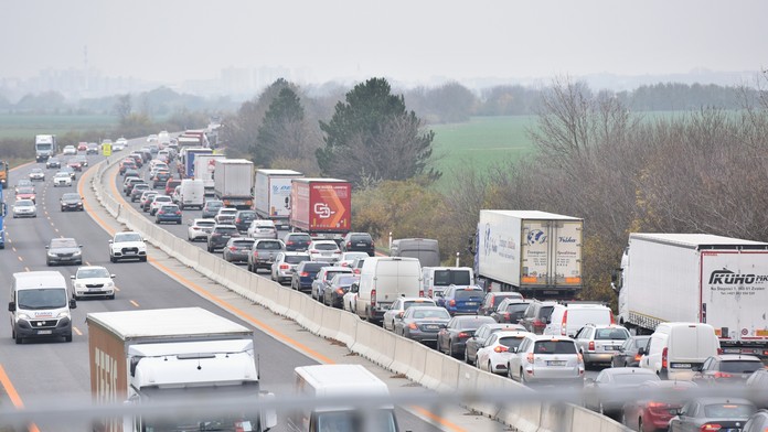 Na snímke zápcha na diaľnici D1 (archívna snímka)
