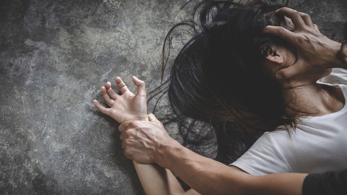 Dostala pokutu za to, že sa pri pokuse o znásilnenie príliš bránila. Prípad v krajine vyvolal pobúrenie