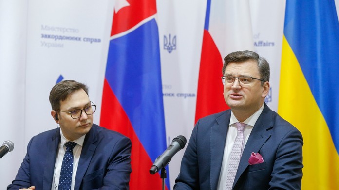 Na Ukrajinu prišli šéfovia diplomacie ČR a Rakúska, Korčok zostal doma s covidom