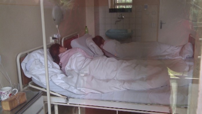 Ako infekcia prepukla, je nejasné. 