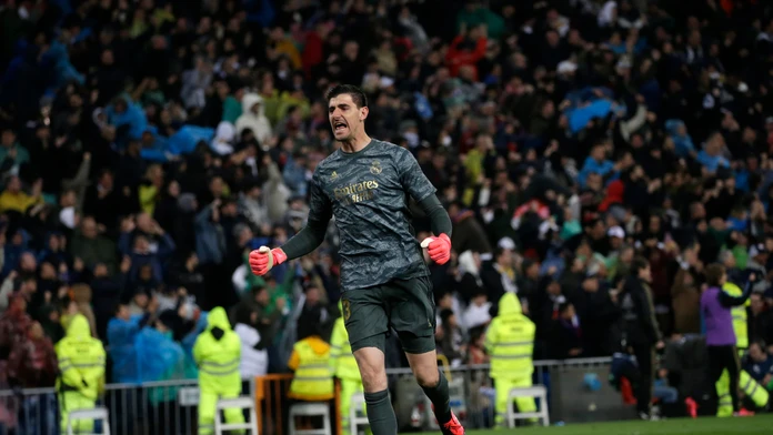 Zľava Thibaut Courtois a Sergio Ramos z Realu Madrid oslavujú triumf proti Barcelone.