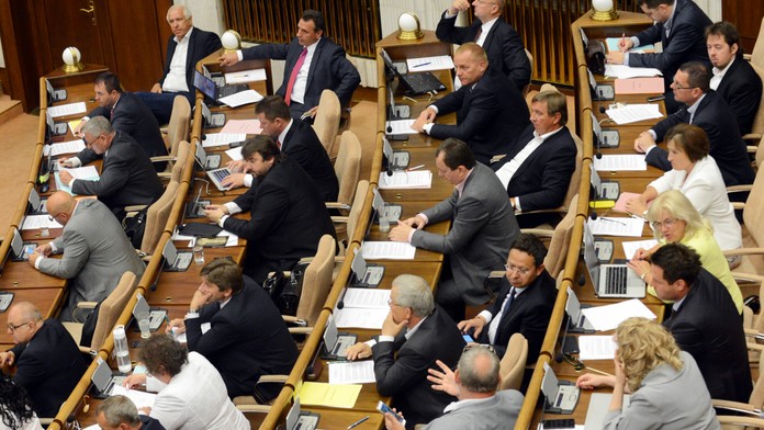 Na snímke poslanci NR SR za vládny Smer-SD v roku 2015