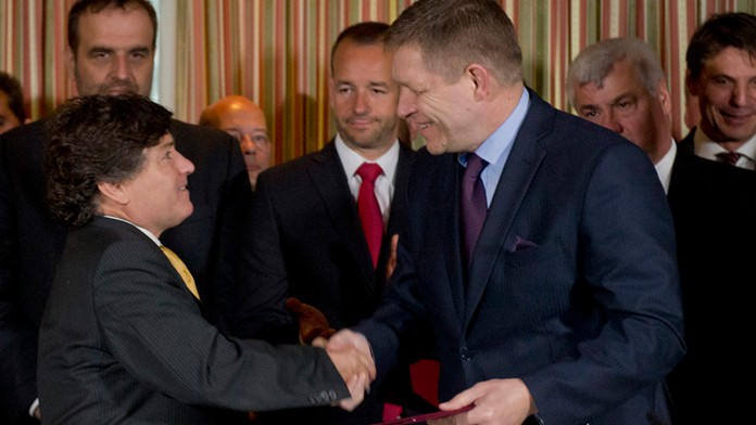 Predseda vlády Robert Fico a Carlos Ugarte Cruz-Coke z Cintra Infrastructures.