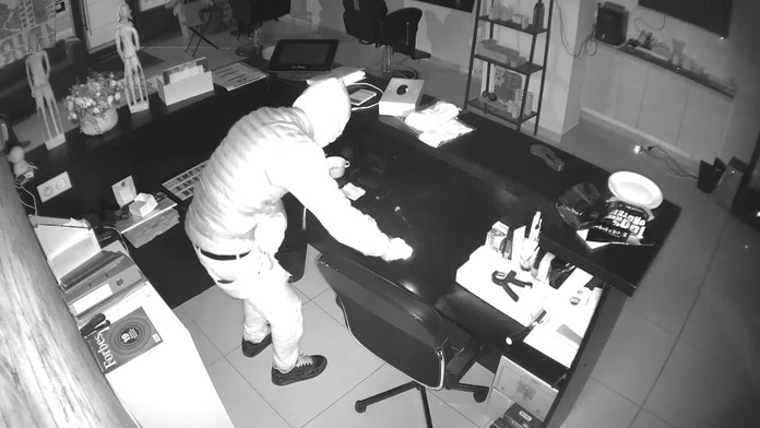 Zákazníčka si kupuje semiačka petržlenu v obchode pre záhradkárov v Tržnici na Trnavskom mýte v Bratislave.