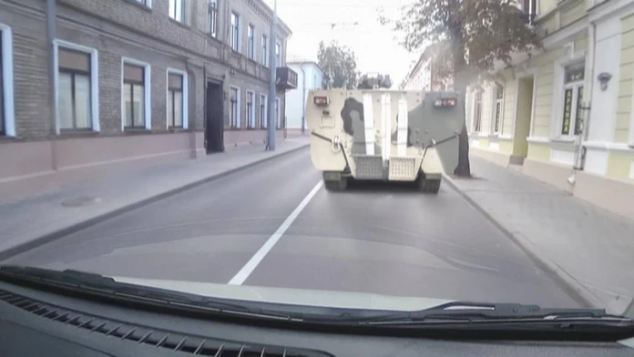 Moskva testuje nervy NATO. Pri hraniciach Poľska sa objavilo tajomné bojové vozidlo ruskej armády