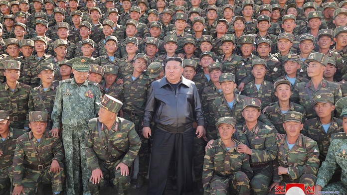 Vojna ako privilégium: Kim Čong-un podstupuje veľké riziko. Čo ponúka Rusko jeho vojakom?