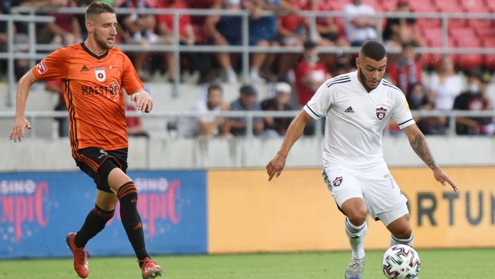 Na snímke vpravo hráč Trnavy Saymon Cabral a hráč Ružomberka Timotej Múdry.