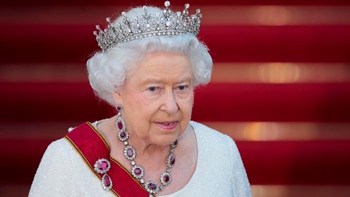 Britská kráľovná Alžbeta II. počas príchodu na oficiálnu štátnu večeru, ktorú na počesť britského kráľovského páru poriada nemec