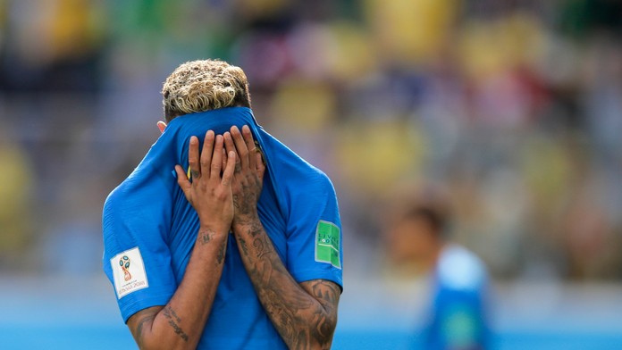 Brazílska hviezda Neymar sa chytá za hlavu v stretnutí MS 2018 proti Kostarike.