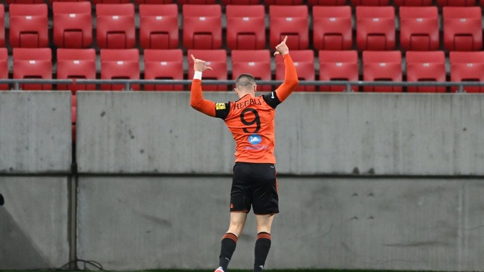 Martin Regáli z Ružomberka oslavuje gól v Trnave.