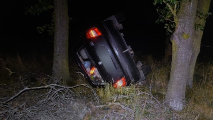 Nočná nehoda pri Senici. Vodič sa s autom prevrátil na bok, zraneniam na mieste podľahol