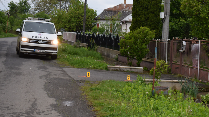 Na snímke policajné auto na mieste nehody v obci Záhor.