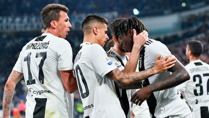 Anthony Martial (v strede) oslavuje so spoluhráčmi z Manchesteru United gól proti Watfordu.