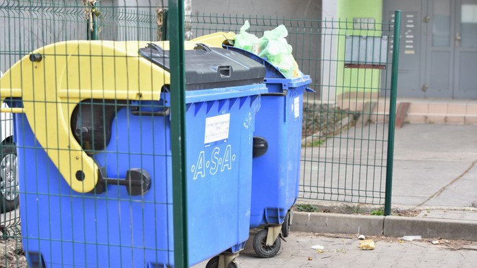 Ľudia, ktorí sa prehrabávali v kontajneroch, našli v Humennom hotový poklad. Šperkovnicu plnú zlata