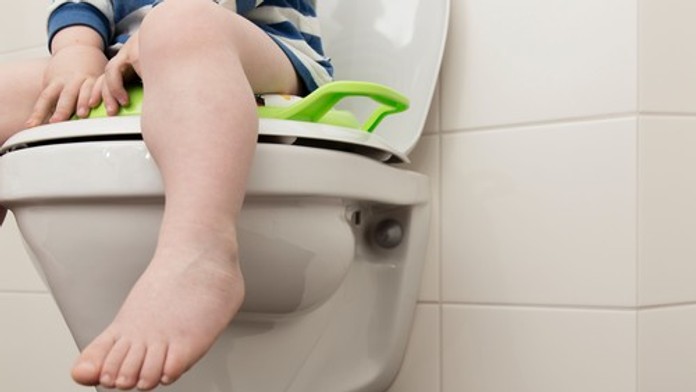 Malý chlapec uviazol hlavou v záchodovom sedadle. Pomôcť mu museli hasiči