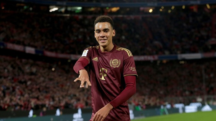 Volajú ho Bambi a žiari stále viac. Bayern si najdrahšieho tínedžera na svete chce udržať