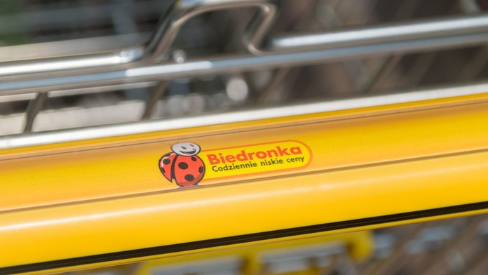 Na snímke je nákupný vozík obchodného reťazca Biedronka