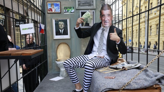 FOTOGRAFIE TÝŽDŇA: Falošný Babiš v cele, nový ostrov v Pacifiku či Biela noc v Bratislave