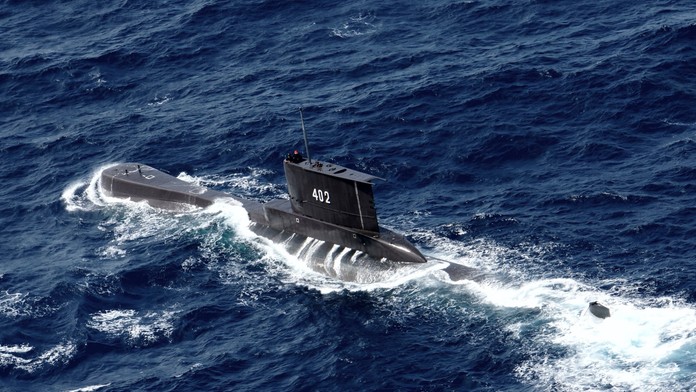 Na archívnej snímke zo 6. októbra 2014 indonézska námorná ponorka KRI Nanggala sa plaví pri pobreží indonézskeho mesta Tuban.