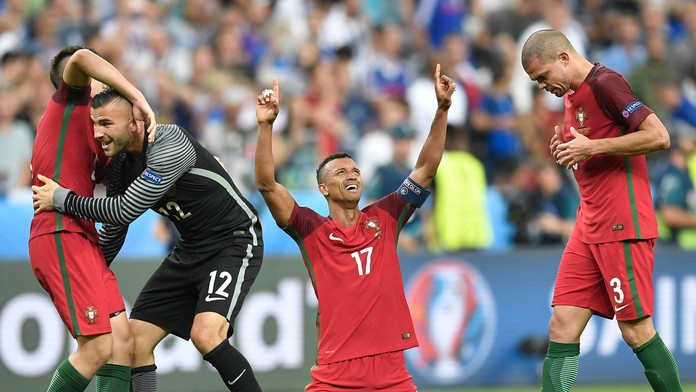 Portugalskí hráči jasajú po triumfe vo finále ME.
