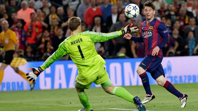 Lionel Messi (FC Barcelona) a branár Bayernu Manuel Neuer.