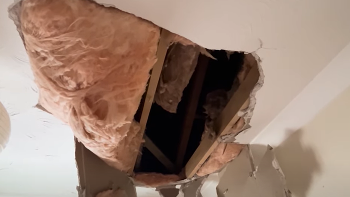 VIDEO: Počula obrovskú ranu a neverila vlastným očiam. Žene na strechu spadol z lietadla kus ľadu