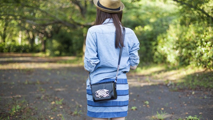 Takto sa má správne nosiť kabelka, aby nás nebolel chrbát.