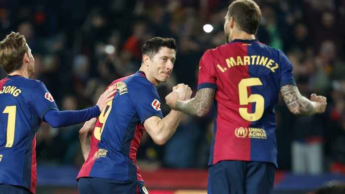 Barcelona využila zaváhania konkurentov a dostala sa na čelo tebuľky. Z penalty rozhodol  Lewandowski