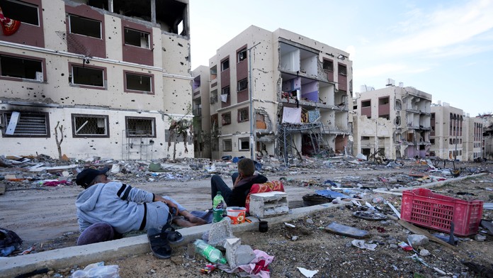 Palestínčania navštevujú svoje domy zničené po izraelskom bombardovaní na juhovýchode Gazy.