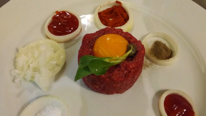 Obyčajný tatarák a ingrediencie, z ktorých ho urobíte.