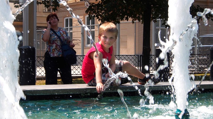 chlapec pred fontánou na Hviezdoslavovom námestí v Bratislave.