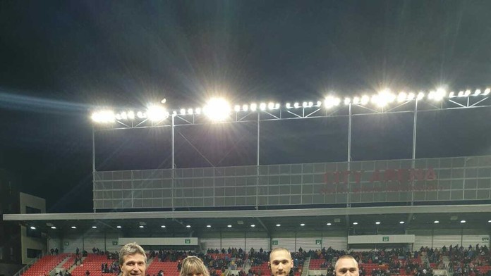 Asistentka oddelenia pre komerčné a nekomerčné aktivity skupiny Falck Petra Plačková preberá ocenenie.