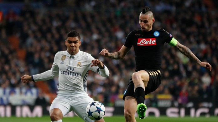 Kapitán Neapola Marek Hamšík (vpravo) bojuje o loptu s Casemirom z Realu v osemfinále LM.