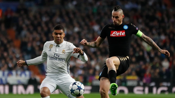 Kapitán Neapola Marek Hamšík (vpravo) bojuje o loptu s Casemirom z Realu v osemfinále LM.