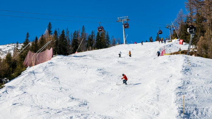 Zlé správy pre lyžiarov. V jednom z najznámejších stredísk sa začiatok sezóny odkladá pre oteplenie