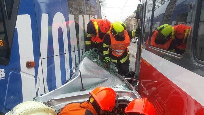 Osobné auto sa zakliesnilo medzi dve električky.