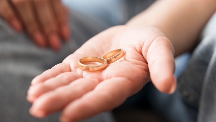 Dojímavý príbeh: Stratenú obrúčku našli po vyše 60 rokoch na mieste, kde zaľúbenci zasadili strom